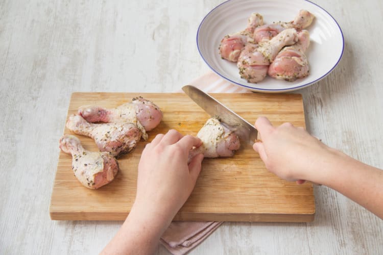 Snijd de kipdrumsticks in tot het bot
