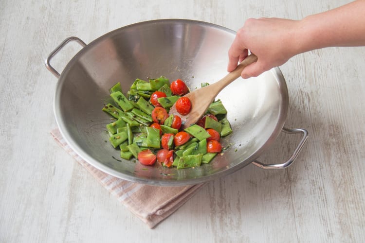 Voeg de cherrytomaten en oregano toe