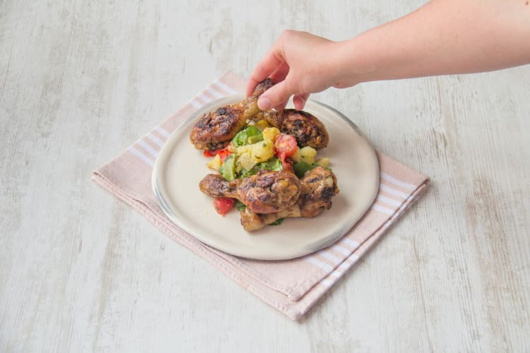 Serveer de groenten met de kipdrumsticks