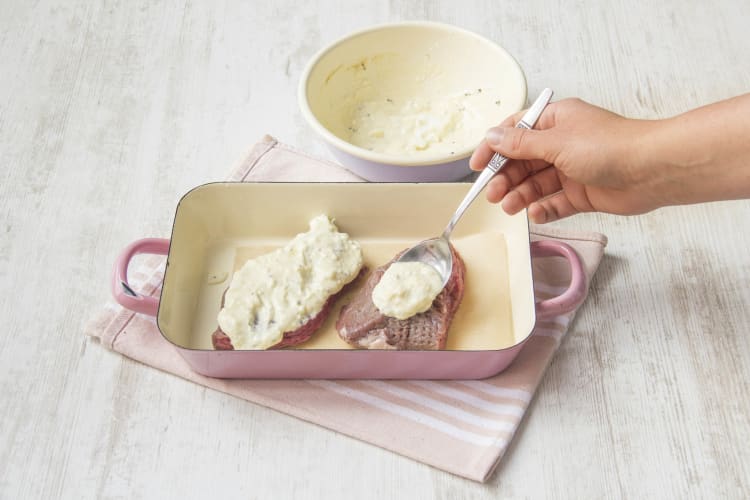 Fleisch mit Rahmjoghurt bedecken