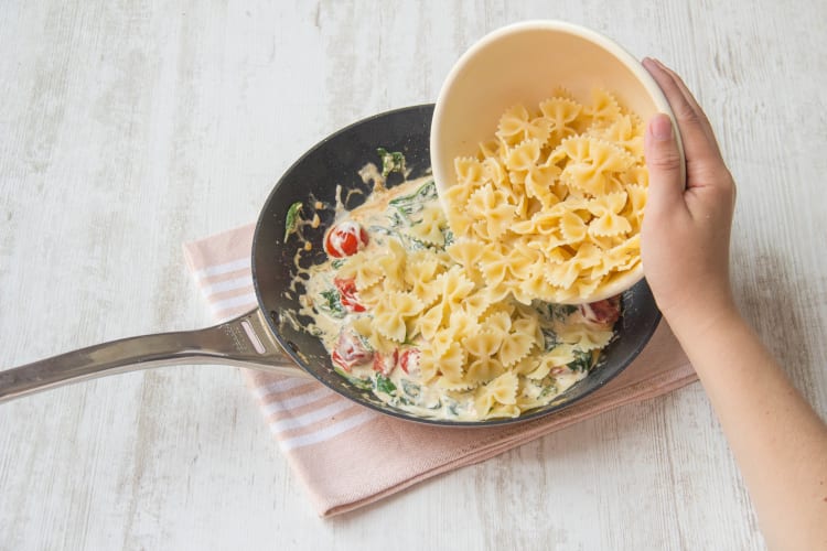 Pasta zur Soße geben