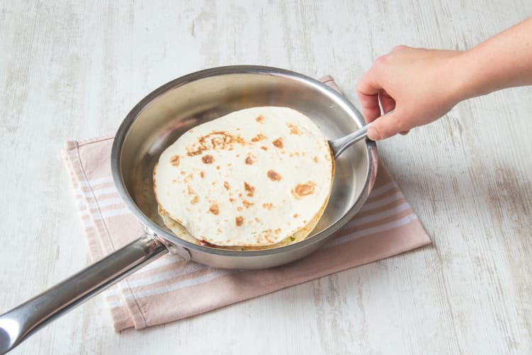 Quesadillas in der Pfanne wenden