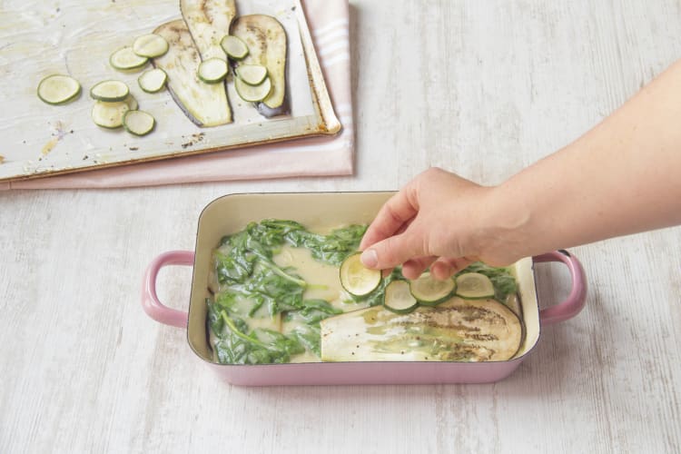 Bedenk de ovenschaal met groenten, lasagnebladen en saus