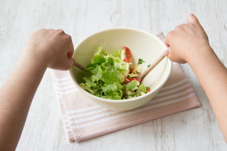 Meng in een saladekom