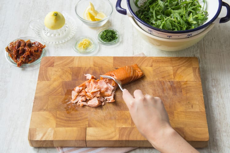 Lachs mit einer Gabel zerkleinern