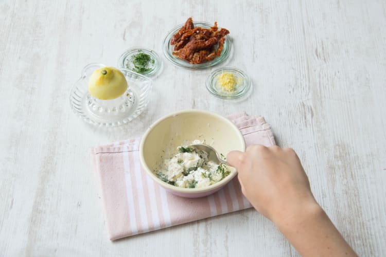 Dillspitzen und Frischkäse miteinander verrühren