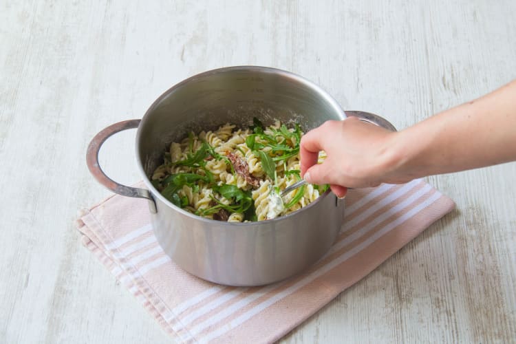 Nudeln und Dill-Frischkäse-Mischung vermischen
