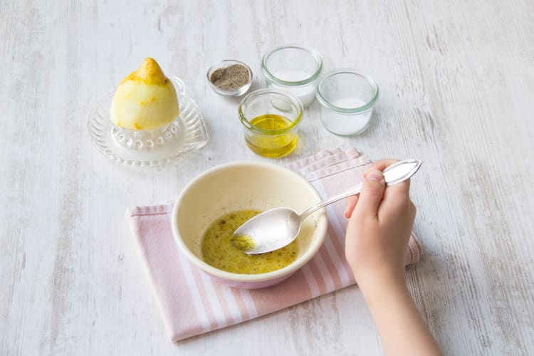 Das Salatdressing vermischen