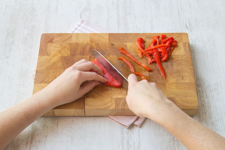 Paprika-Antipasti zerkleinern