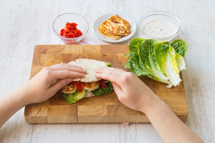 Pita mit Sesam-Minz-Joghurt beträufeln