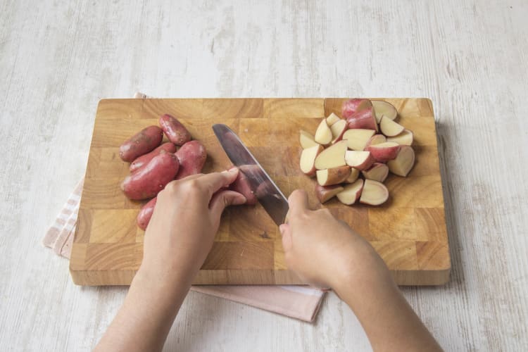 Snijd de aardappelen