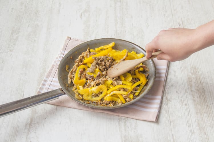 Bak de kalkoengyros met de paprika