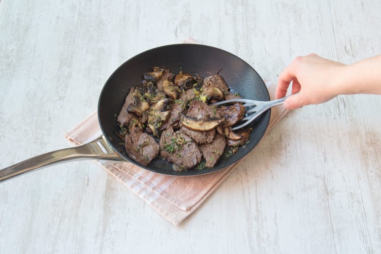 Fleisch und Pilze anbraten