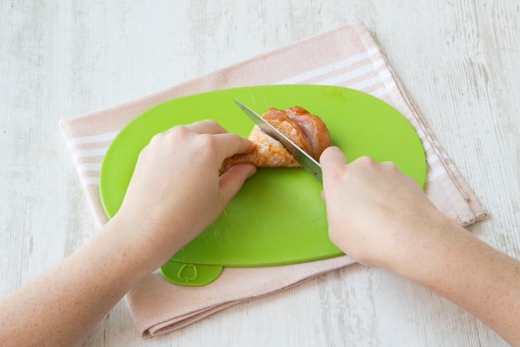Snijd de kipdrumsticks in tot het bot