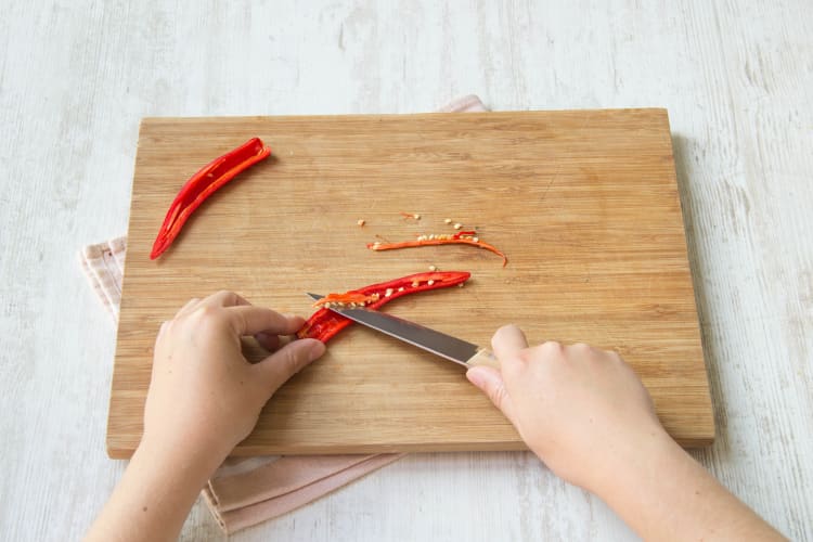 Chilischote fein hacken