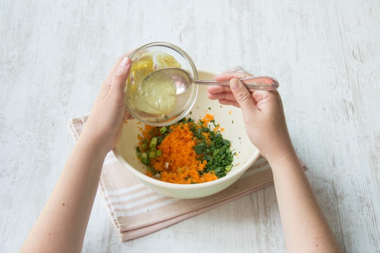 Dressing unter Karottensalat heben