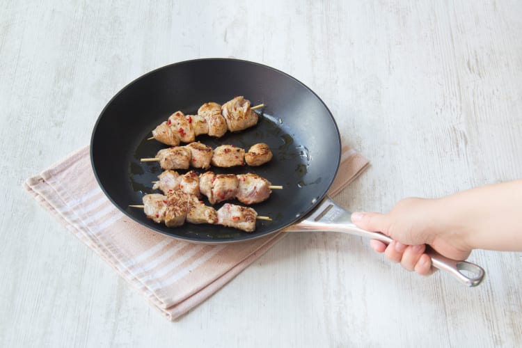 Schaschlikspieße anbraten