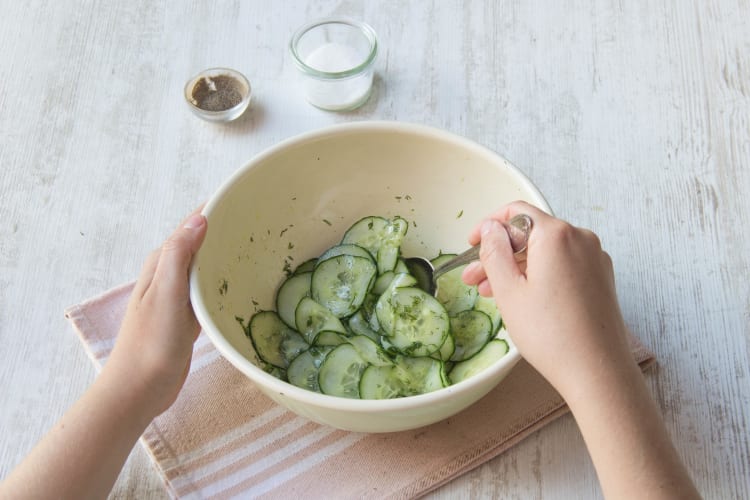 Dill und Gurke vermengen