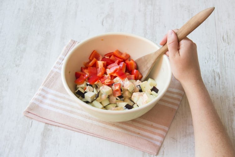 Aubergine und Paprika vermengen