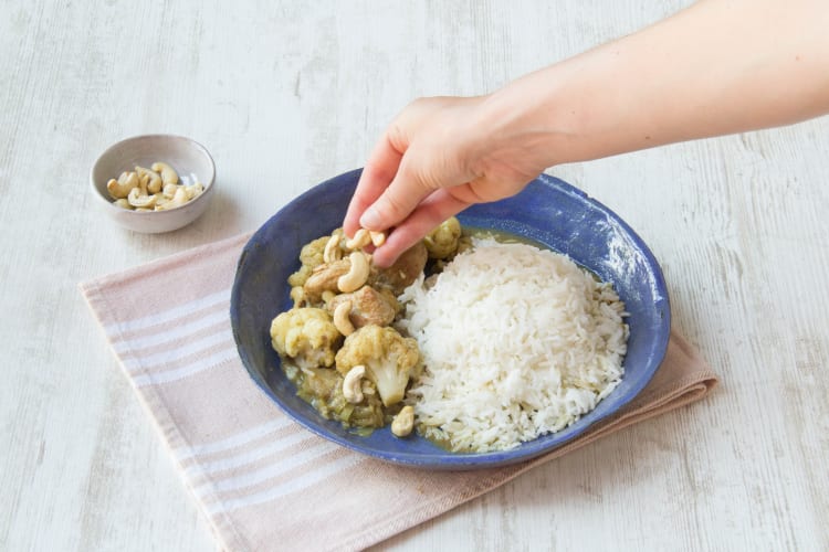 Garneer met de cashewnoten