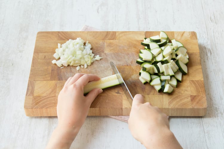 Snijd de courgette klein