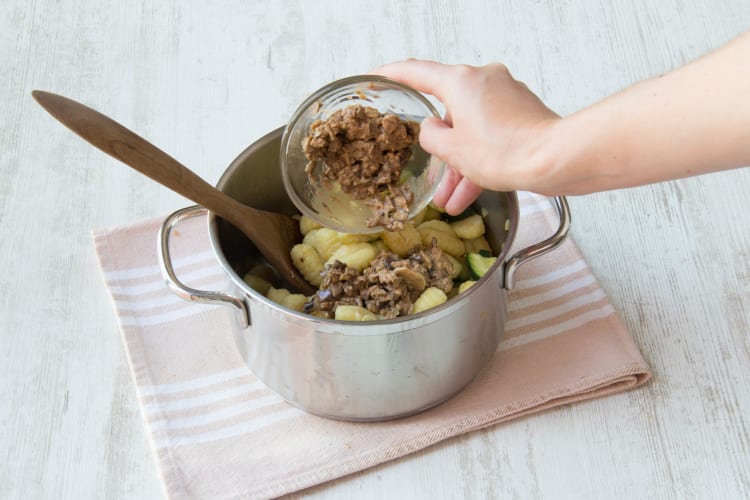 Voeg de pesto toe