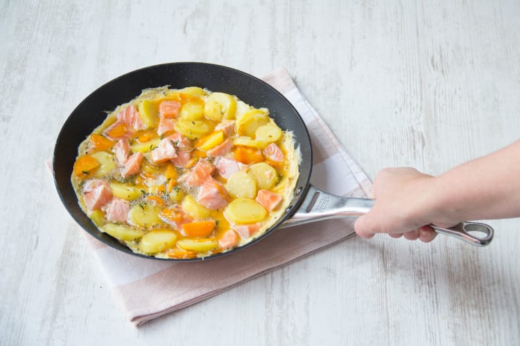 Bak de tortilla op laag vuur.