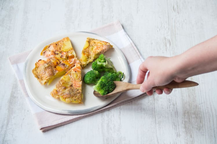 Serveer de tortilla met de brocolli.