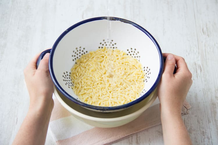 Spoel de orzo met koud water.