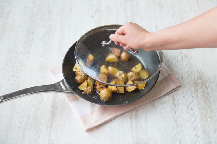 Bak de aardappelen in de pan.