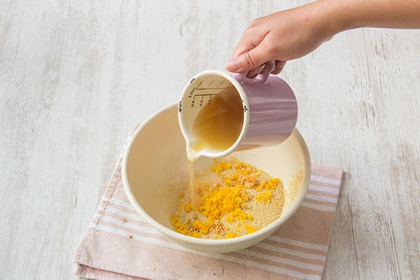 Voeg de bouillon aan de couscous toe en laat afgedekt wellen.
