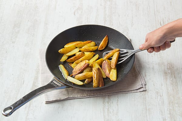 Bak de aardappelparten.