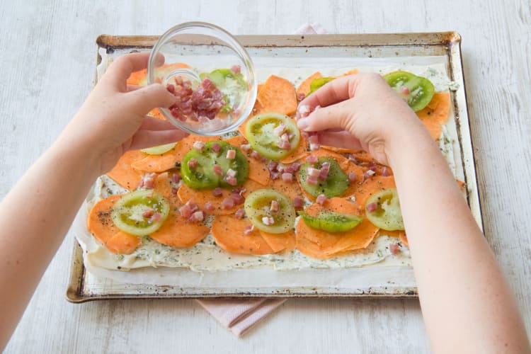 Flammkuchenteig belegen
