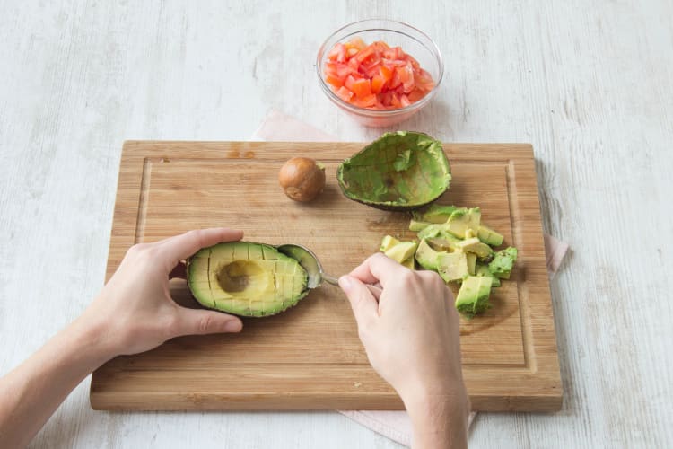 Snijd de avocado in blokjes