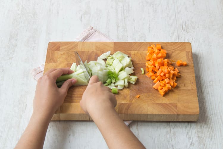 Karotten und Fenchel schneiden