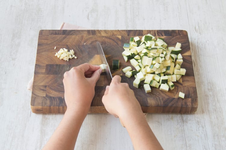 Snijd de courgette klein