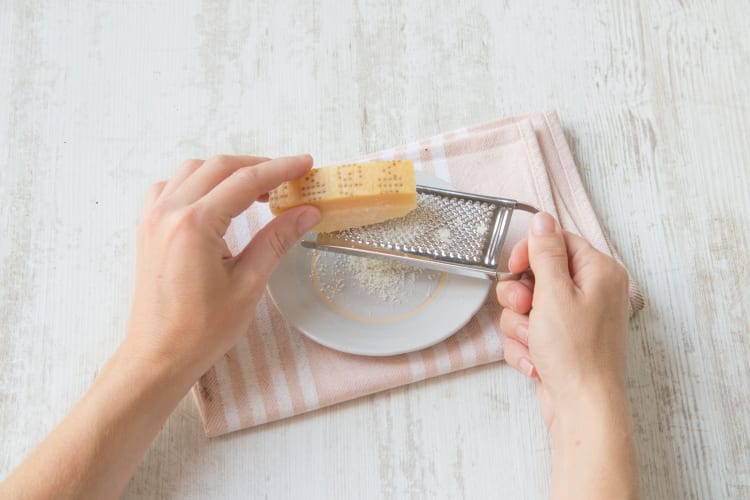 Parmesan fein reiben