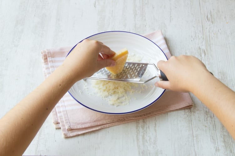 Parmesan fein reiben
