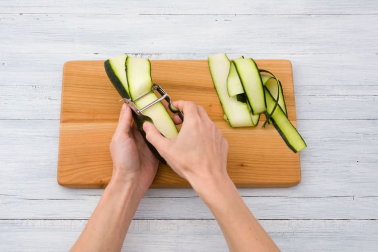 Schaaf de courgette in dunne plakken