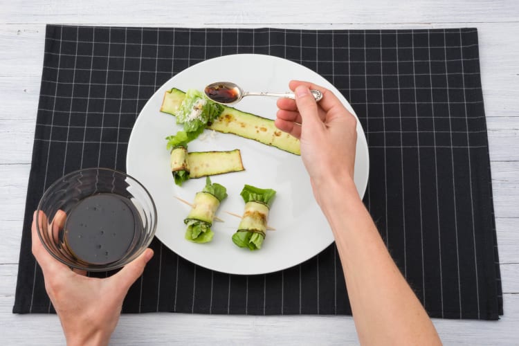 Verdeel de dressing over de courgetterepen
