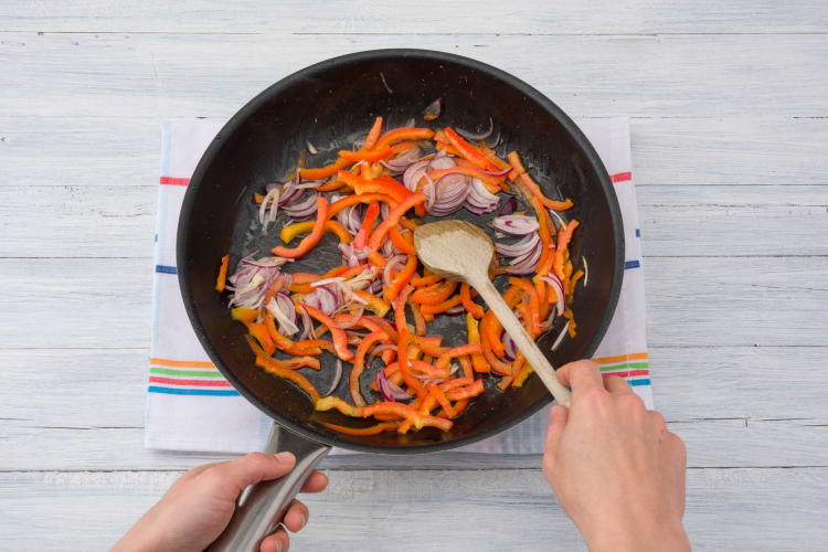 Zwiebel und Paprika zubereiten