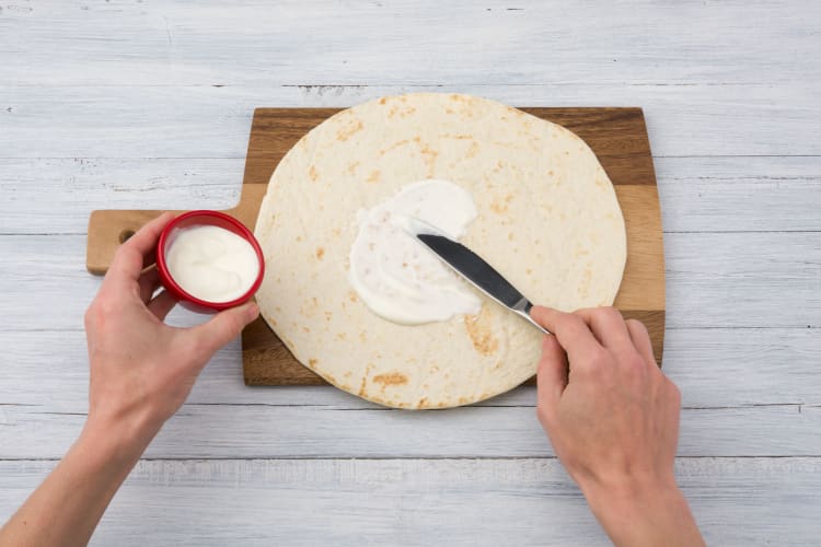 Wraps mit Schmand bestreichen