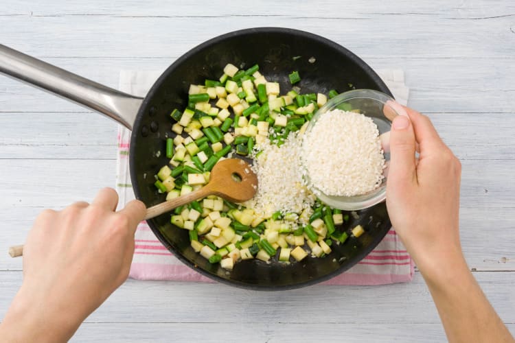 Gemüse und Risotto-Reis zubereiten