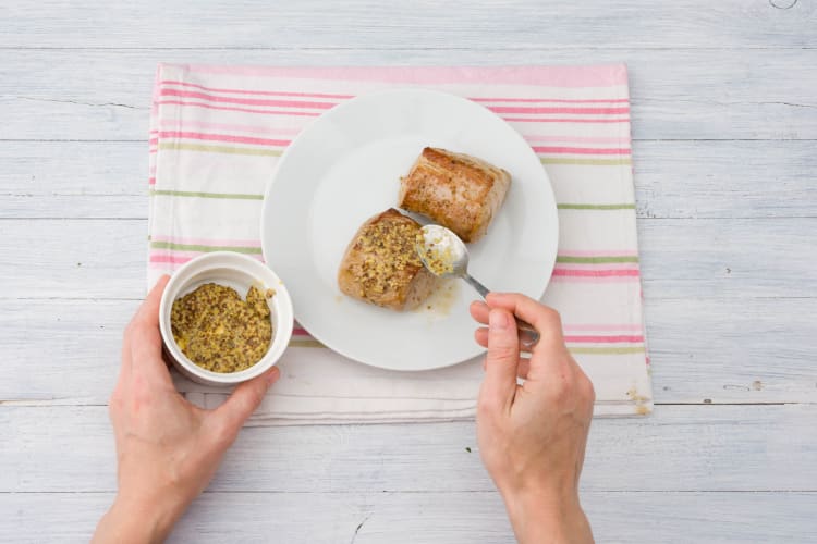 Schweinefilet mit Würz-Senf bestreichen