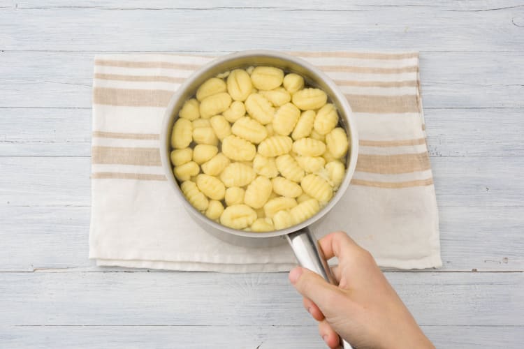 Kook de gnocchi totdat ze boven komen drijven.