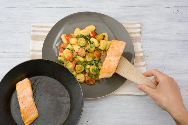 Verdeel de gnocchi over de borden en serveer met de gebakken zalmfilet.