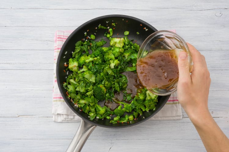 Voeg de choisam en de saus toe aan de wok of hapjespan.