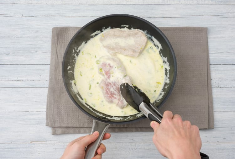 Schnitzel in Soße köcheln lassen