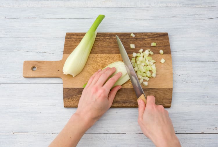 Fenchel fein würfeln