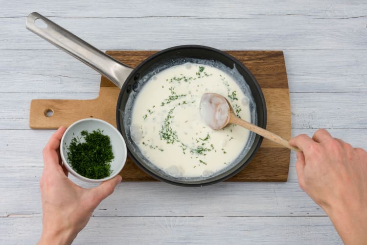 Breng de yoghurt met de mosterd zachtjes aan de kook.